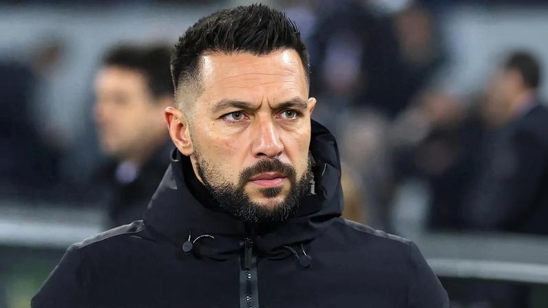 Francesco Farioli reage junto ao banco de suplentes do FC Porto