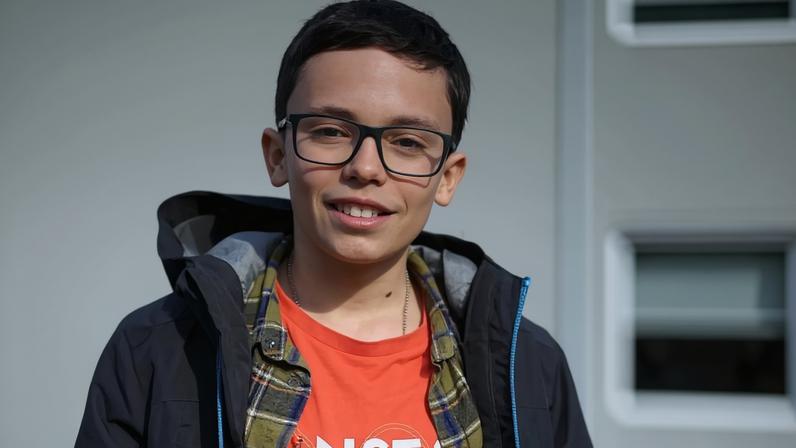 Rodrigo, de 12 anos, aspira a inspetor e utiliza um 'kit' de primeiros socorros