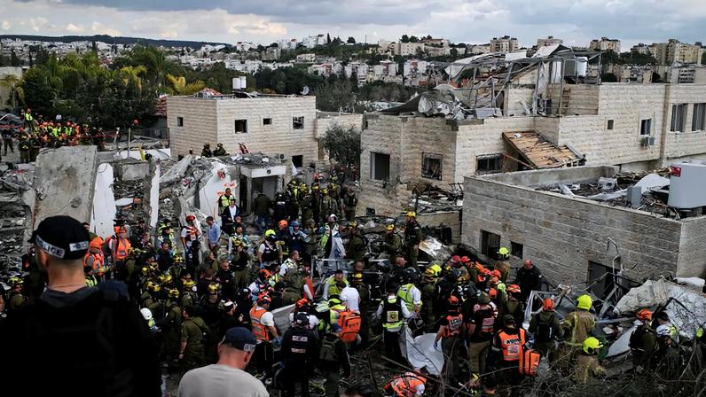 Equipes de resgate em Israel após ataque com mísseis