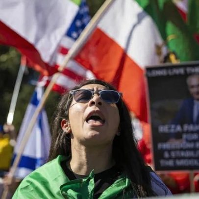 Iranianos celebram morte de 'ayatollah' junto à embaixada em Lisboa