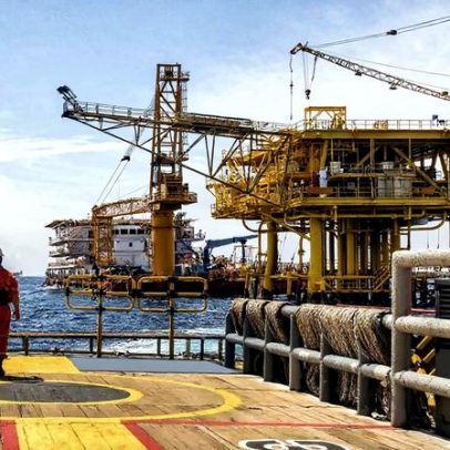Barril de petróleo ultrapassa 85 dólares, maior desde julho de 2024