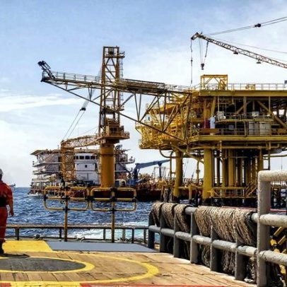 Petróleo sobe 13% para acima de 80 dólares por barril com tensões no Irão