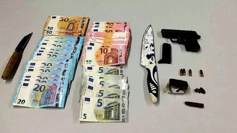 PSP apreendeu uma arma de fogo, um carregador com quatro munições, dinheiro, haxixe, bem como duas facas.