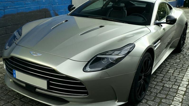 Condutor foi detido após incidente com Aston Martin de luxo