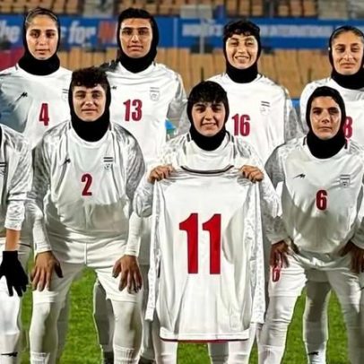Seleção feminina do Irão surpreende com protesto em campo