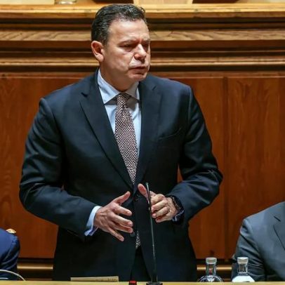 Montenegro reage a críticas sobre uso das Lajes no debate quinzenal