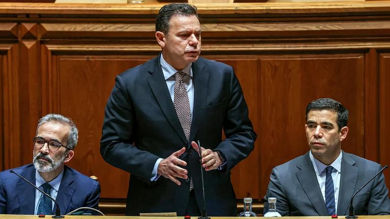 Luís Montenegro durante o debate quinzenal