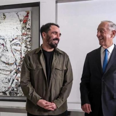 Vhils retrata Marcelo com camadas de jornais dos últimos dez anos
