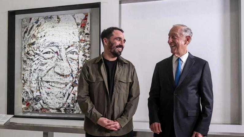 Vhils fez retrato oficial de Marcelo com camadas de jornais dos últimos dez anos