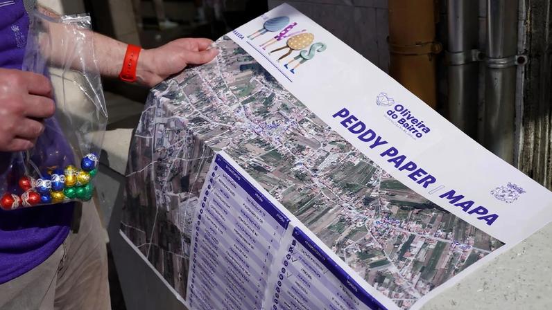 Mapa Peddy Paper de Oliveira do Bairro com mapa da cidade e lista de pontos de interesse