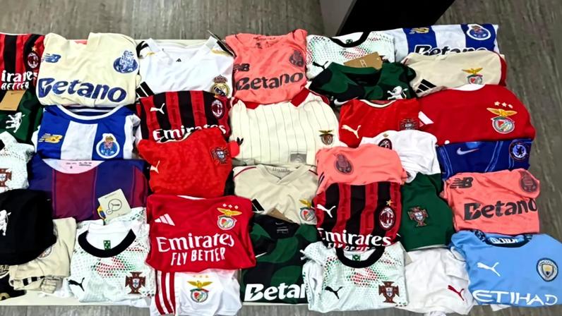 Peças de vestuário apreendidas pela GNR de Azeitão ao jovem de 20 anos