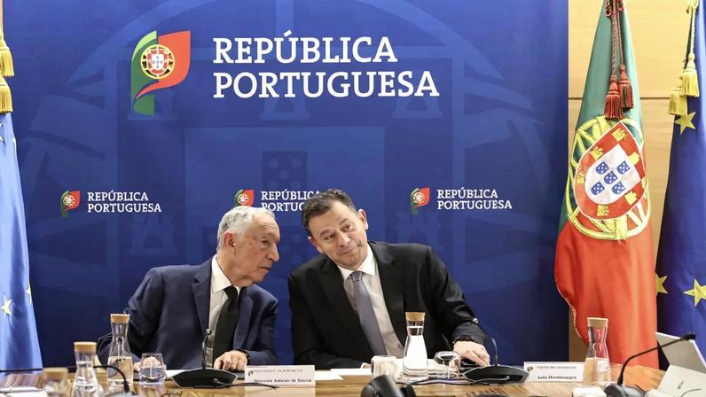Presidente da República, Marcelo Rebelo de Sousa, ao lado do primeiro-ministro, Luís Montenegro
