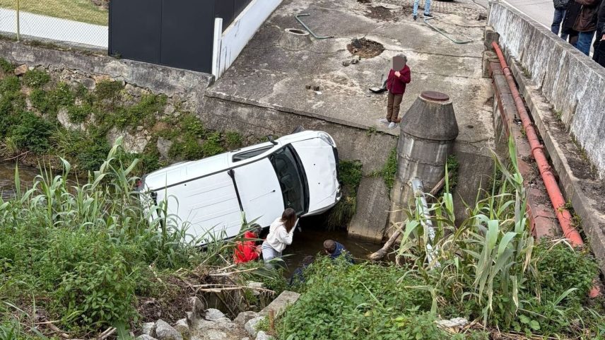 Dois feridos em despiste de carro seguido de queda para ribeira em Ovar