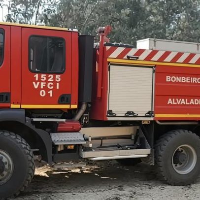Incêndio de grandes dimensões consome hotel de madeira em Troia