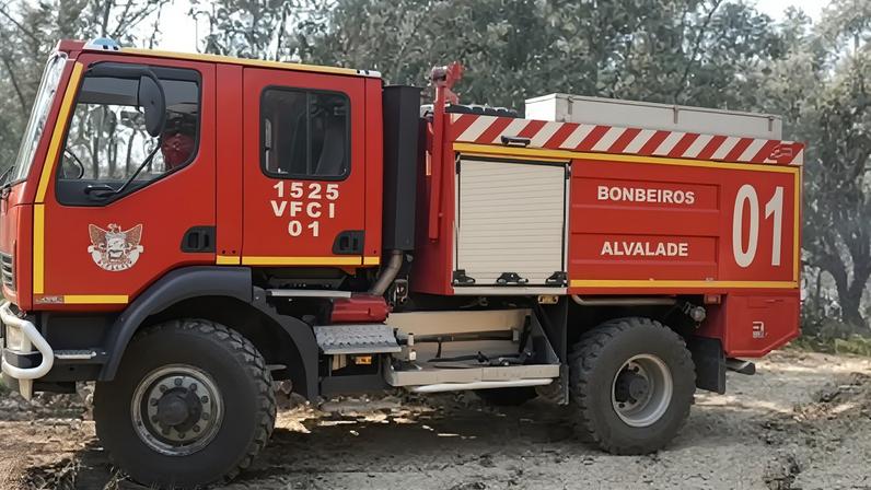 Bombeiros de Alvalade foram mobilizados para o combate às chamas