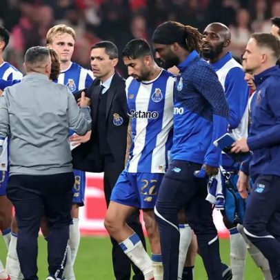 Roupeiro do FC Porto atingido por pedra no banco de suplentes da Luz