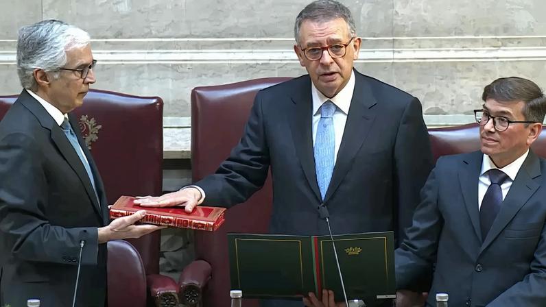 António José Seguro presta juramento sobre a Constituição e torna-se o novo Presidente da República