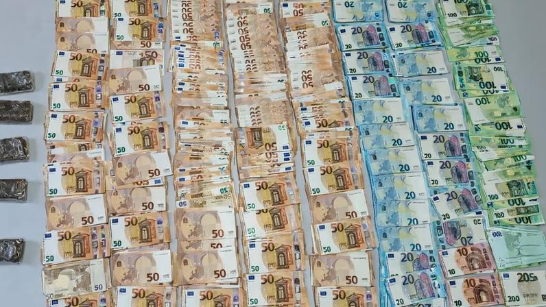 Dentro do carro, os homens tinham quase mil doses de droga e mais de 35 mil euros em numerário.