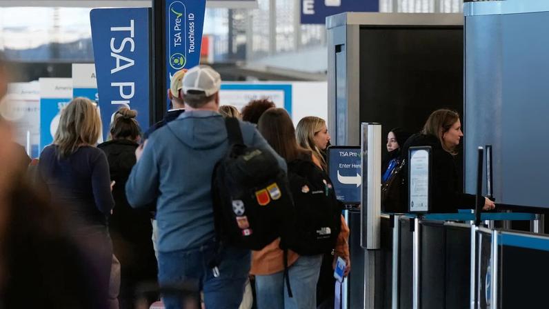 Aeroportos dos EUA enfrentam filas e atrasos devido à paralisação orçamental