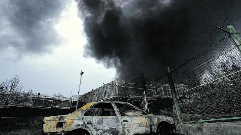 Depósito de petróleo em chamas nos arredores de Teerão