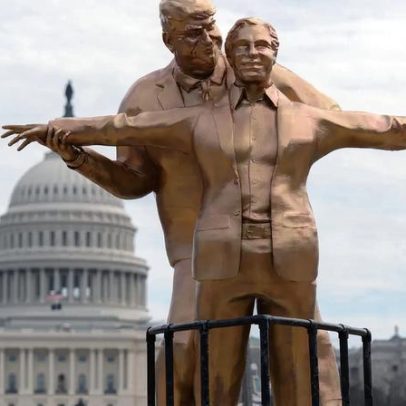 Estátua de Trump e Epstein retrata cena do Titanic junto ao Capitólio