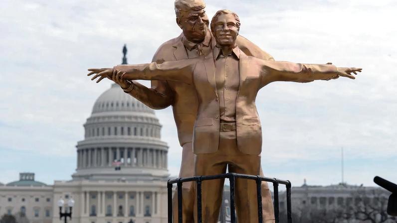 Estátua satírica de Trump e Epstein imita cena de ‘Titanic’