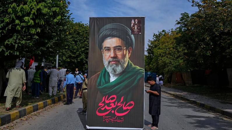 Cartaz mostra novo líder do Irão, Mojtaba Khamenei