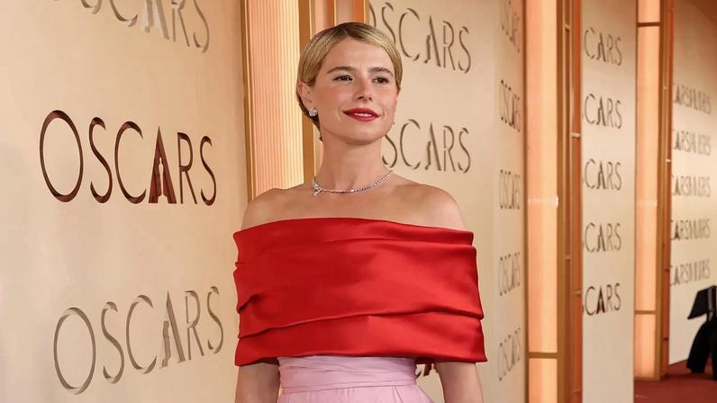 Jessie Buckley destaca-se na passadeira vermelha dos Óscares com um visual elegante e sofisticado.