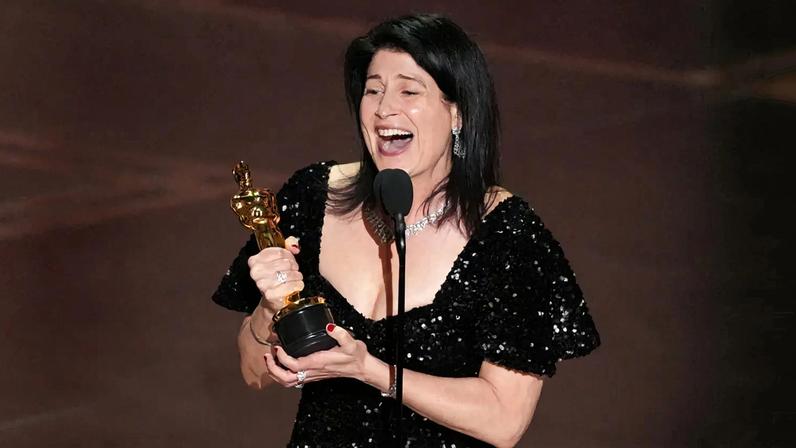 Cassandra Kulukundis recebe o prémio de melhor elenco por "Batalha Atrás de Batalha"