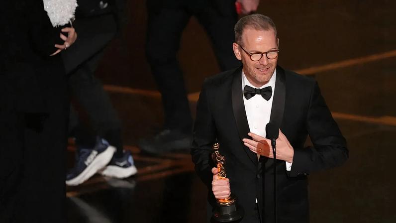 Joachim Trier recebe o Óscar de Melhor Filme Internacional por "Valor Sentimental"