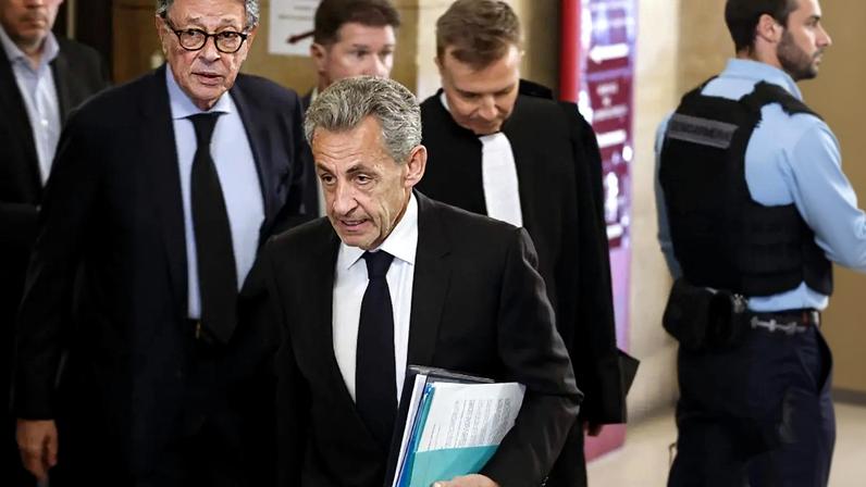 Sarkozy à chegada ao tribunal