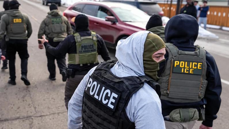 Agentes federais do ICE