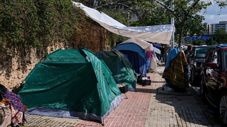 Pessoas deslocadas no Líbano devido a ataques aéreos abrigam-se em tendas