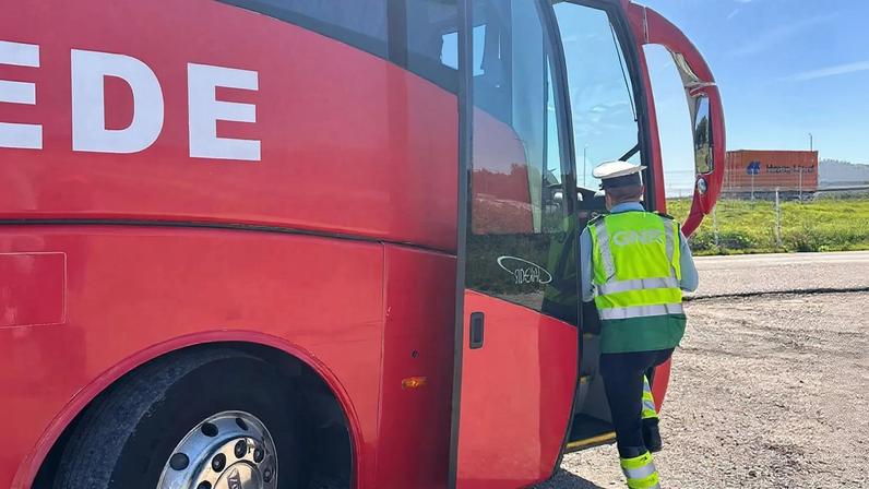 Militar da GNR entra no autocarro fiscalizado