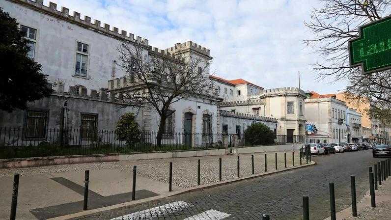 Fachada do edifício militar do quartel da Graça ao abandono e degradado