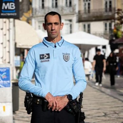 Homem com pulso ausente e pele arroxeada