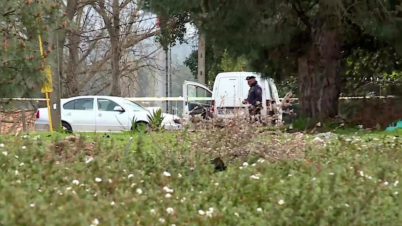 Militar da GNR junto à carrinha conduzida pela vítima do homicídio