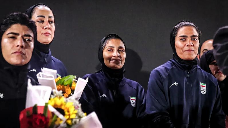 Seleção feminina de futebol é recebida em festa no regresso a Teerão