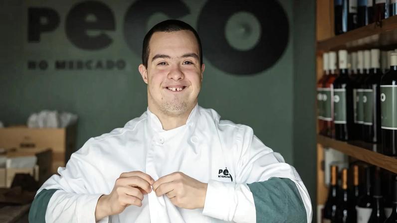 Francisco, 24, com trissomia 21, desafia preconceitos no trabalho e desporto