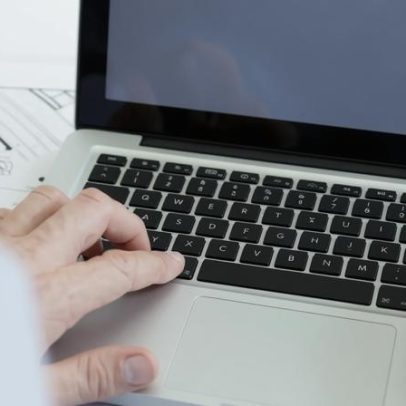 Auxiliar fotografa crianças da creche nuas e partilha imagens no Telegram