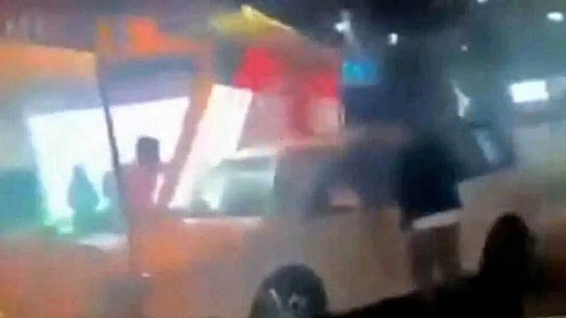 Condutor bêbado invade esplanada de bar com carro depois de ser expulso