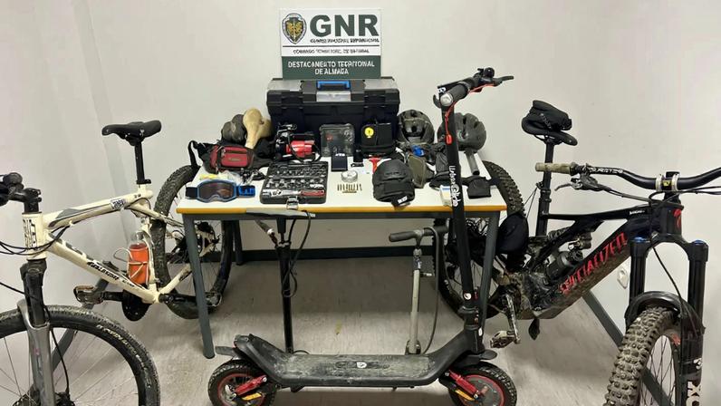 De bicicletas e trotinetes a munições, foram vários os objetos recuperados pela GNR