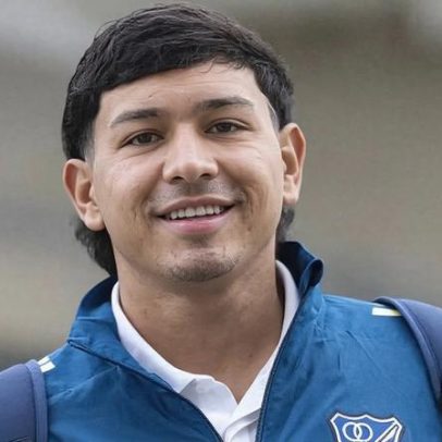 Futebolista colombiano de 18 anos morre após desmaiar em campo