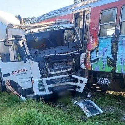 Acidente entre camião e comboio interrompe linha do Vouga