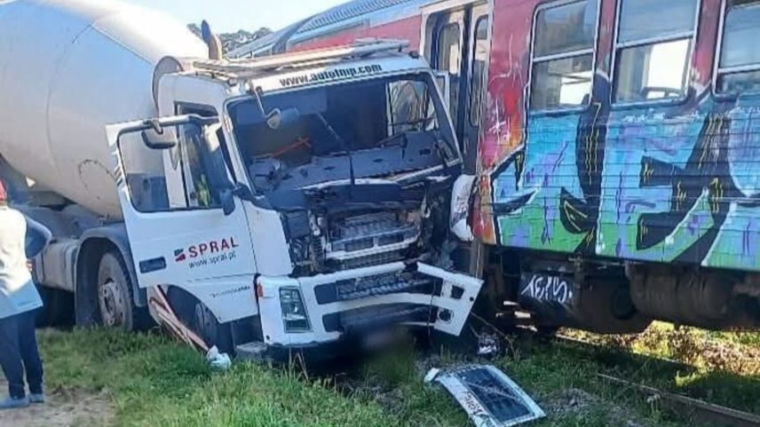 Acidente entre camião e comboio interrompe linha do Vouga