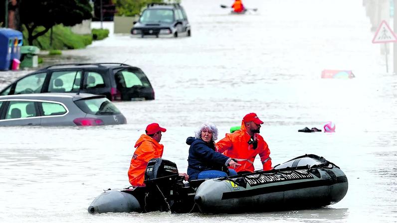 Com a cidade inundada, botes serviram de meio de transporte