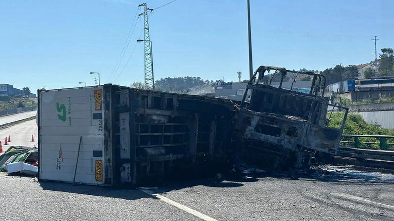 Camião despista-se e incendeia na A1 em Vila Nova de Gaia