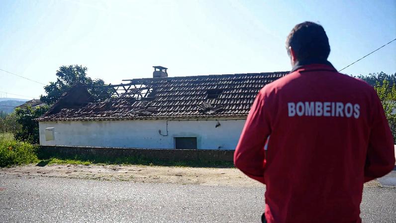 Bombeiro avalia casa danificada após incêndio em Pombal