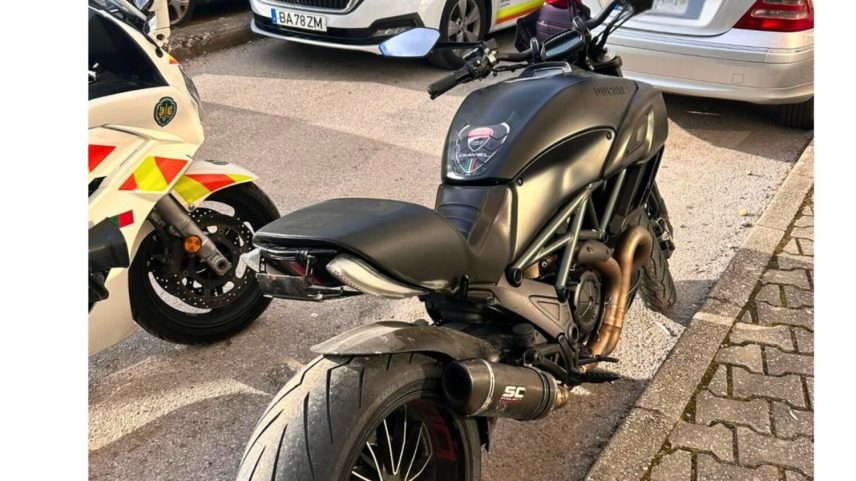 Moto apreendida pela GNR de Coina, Barreiro