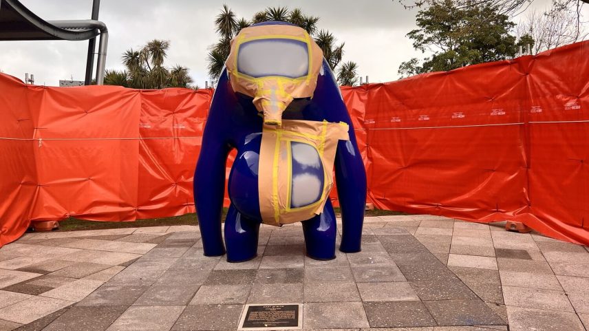 Estátua em trabalhos de reparação após ocorrência com autocolantes